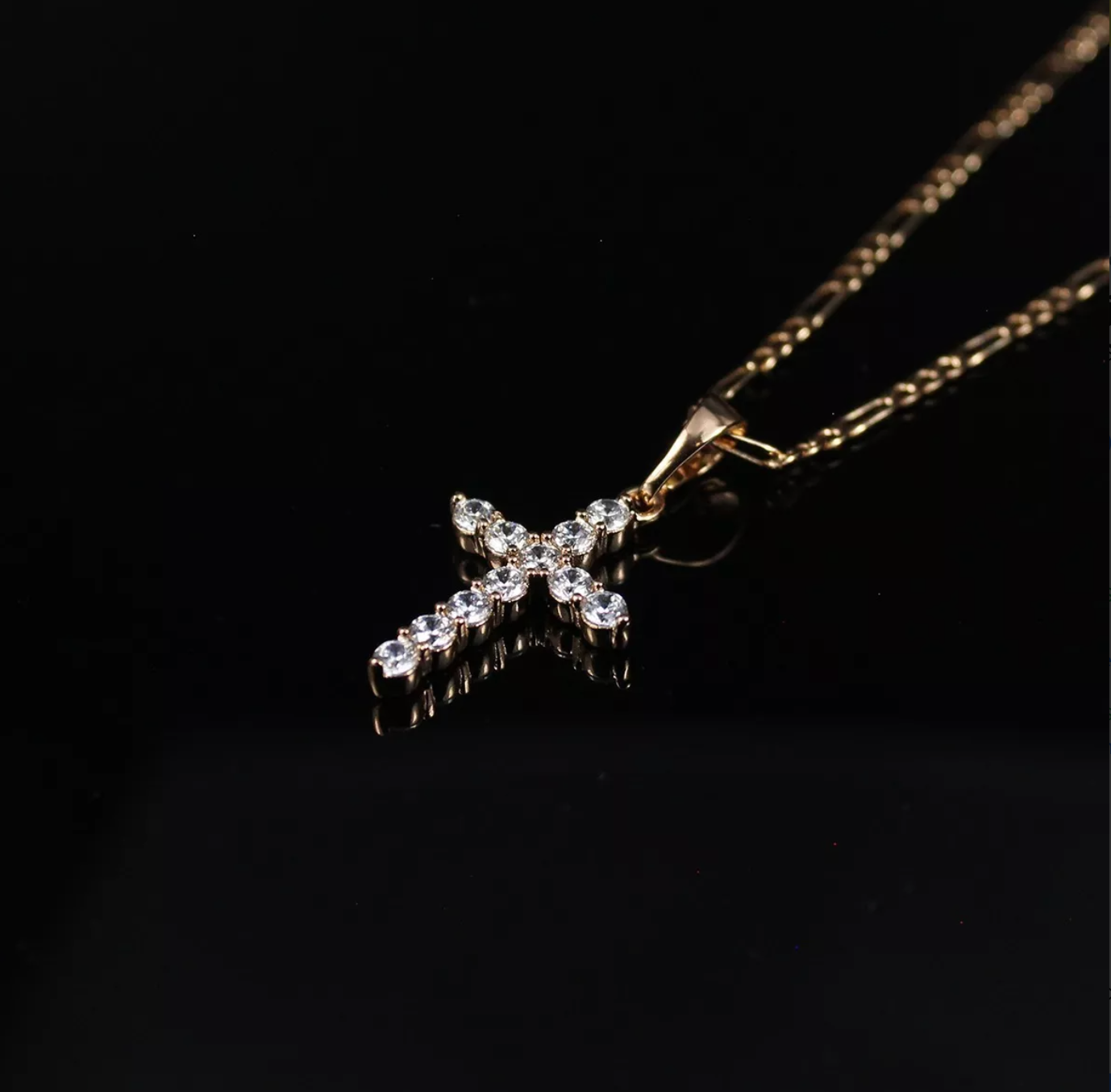 Collar dije de cruz con cristales pequeña para mujer en oro laminado 18k