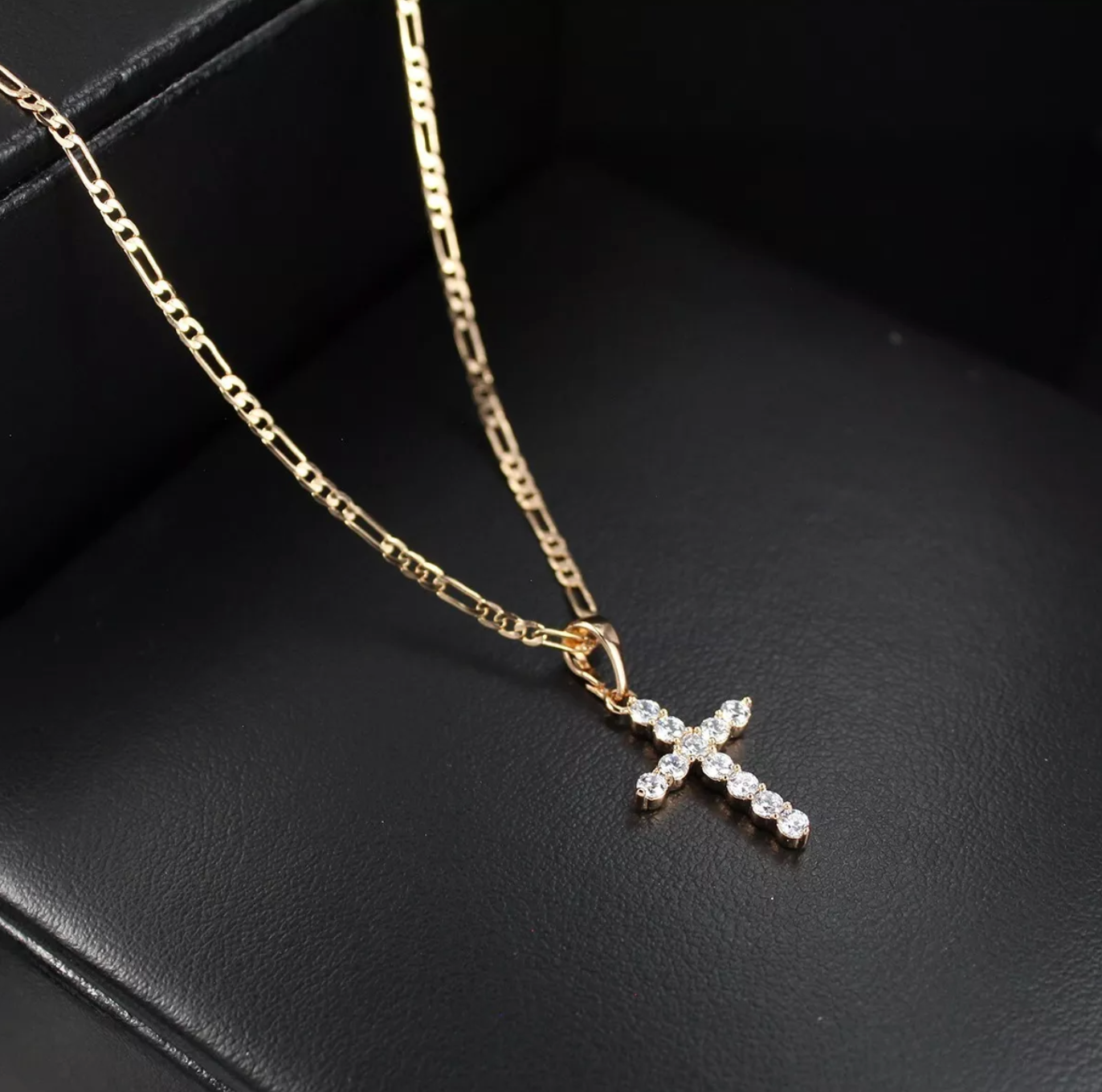 Collar dije de cruz con cristales pequeña para mujer en oro laminado 18k