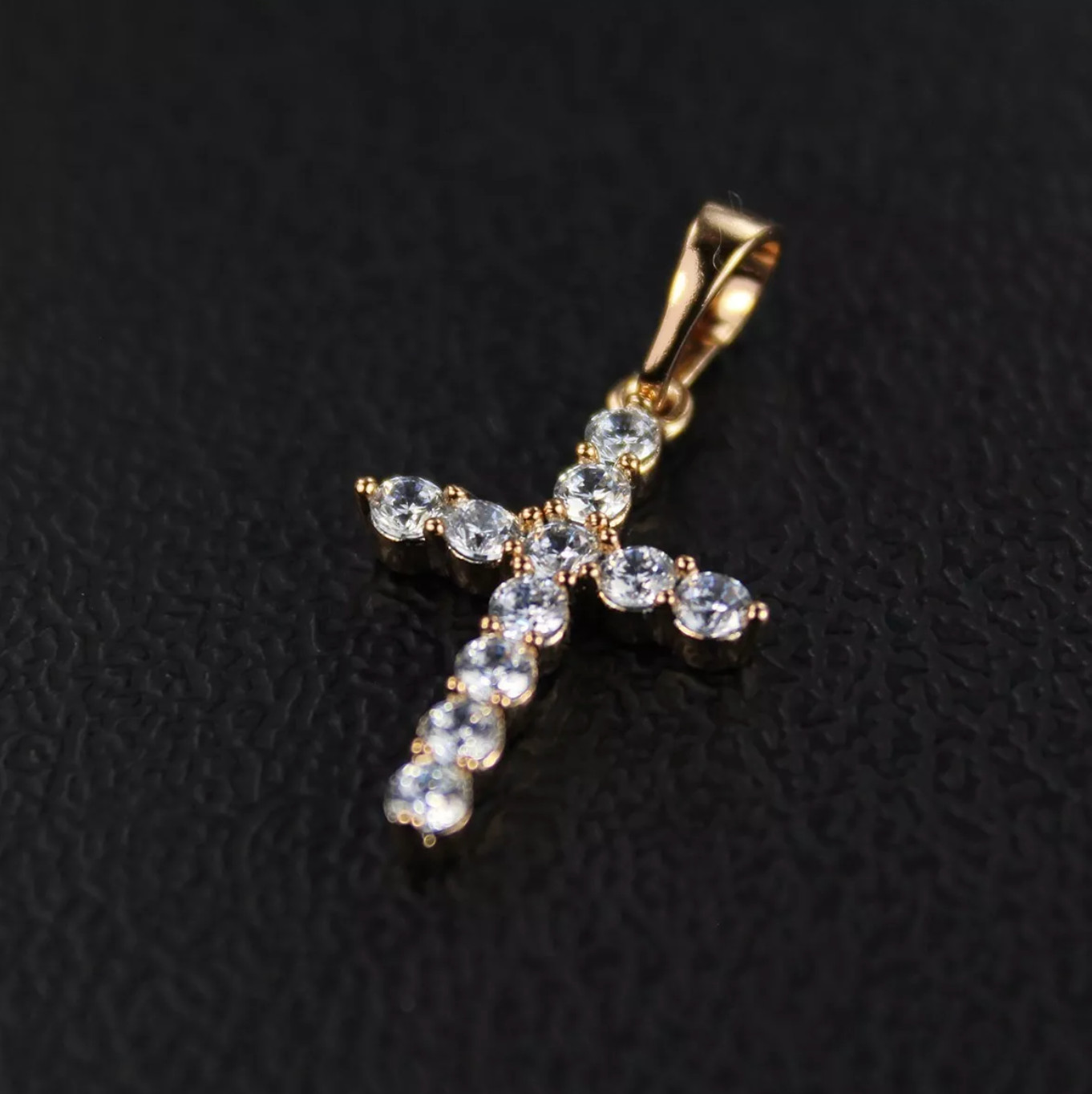 Collar dije de cruz con cristales pequeña para mujer en oro laminado 18k