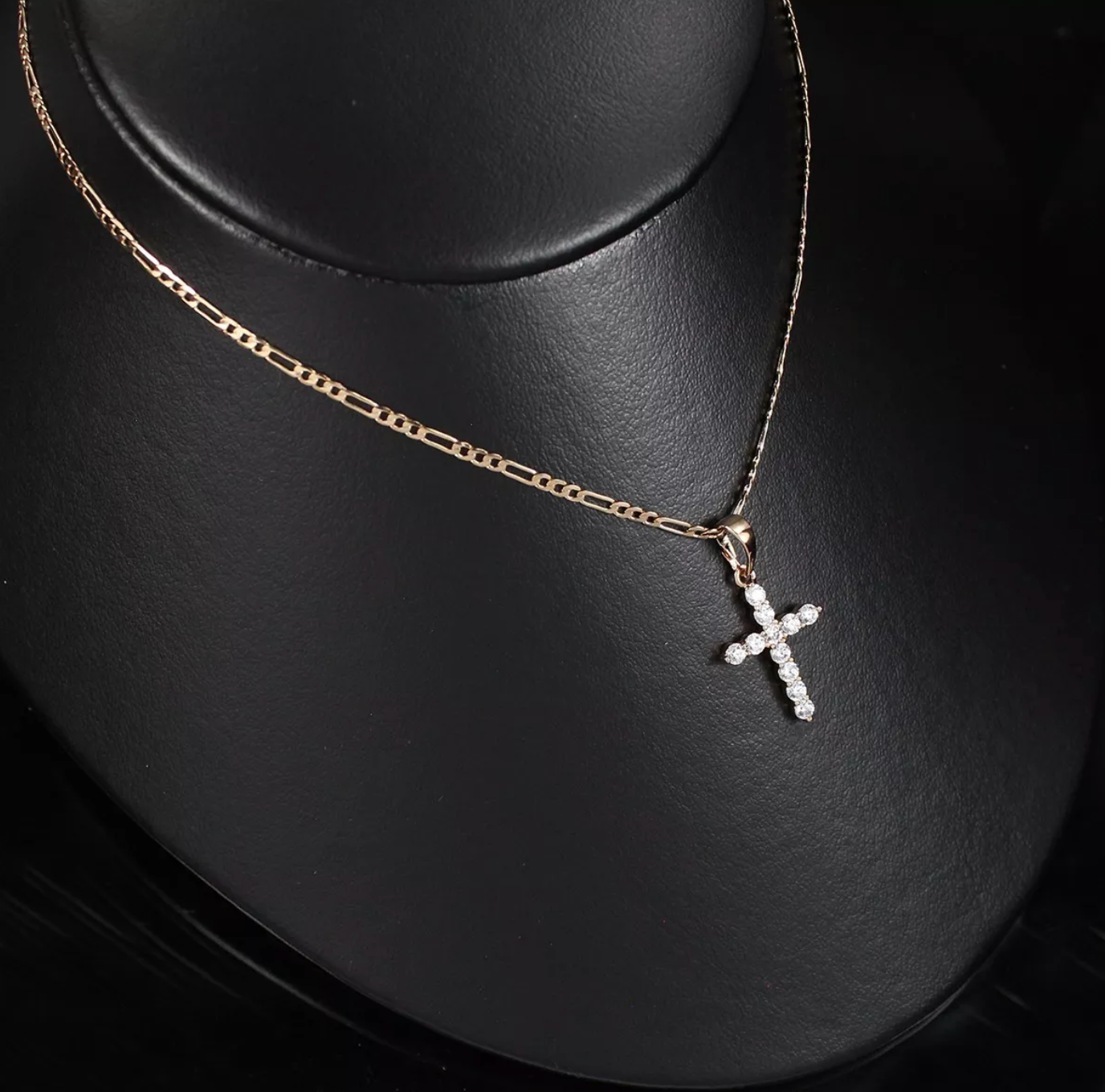 Collar dije de cruz con cristales pequeña para mujer en oro laminado 18k