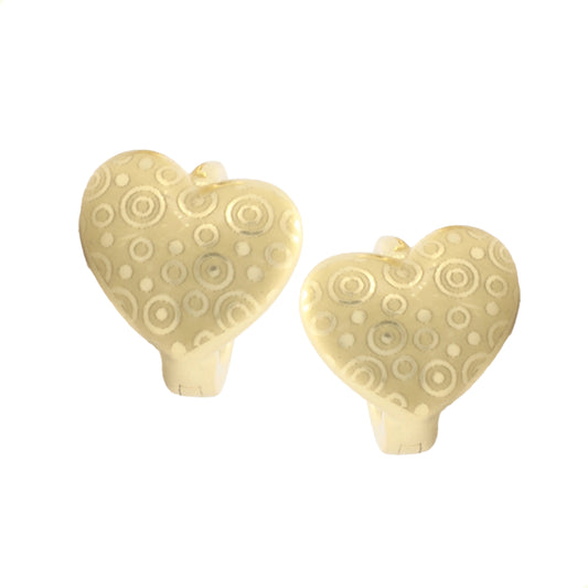 Aretes Huggies En Forma Corazón Satinados Oro Laminado 14k