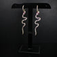 Aretes Largos Colgante Huggies De Serpiente Con Finos Cristales En Oro Laminado 14k