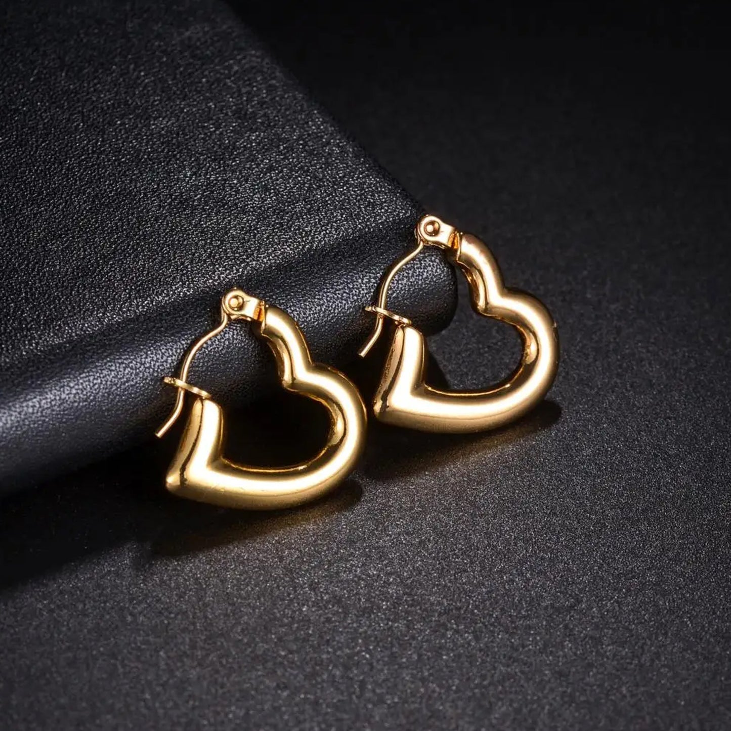 aretes arracadas con diseño de corazon grueso  en acero inoxidable