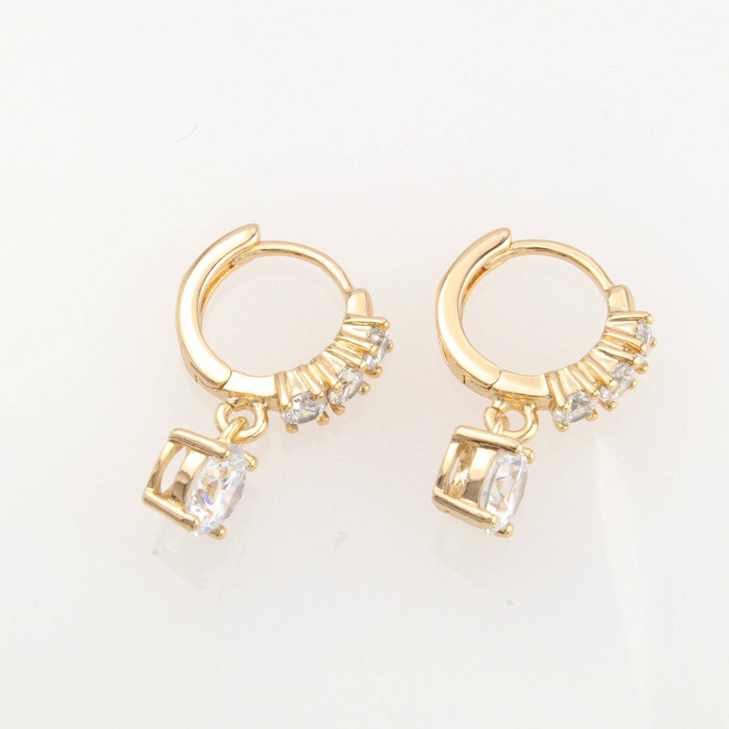 aretes huggies colgantes con cristales para mujer en oro laminado