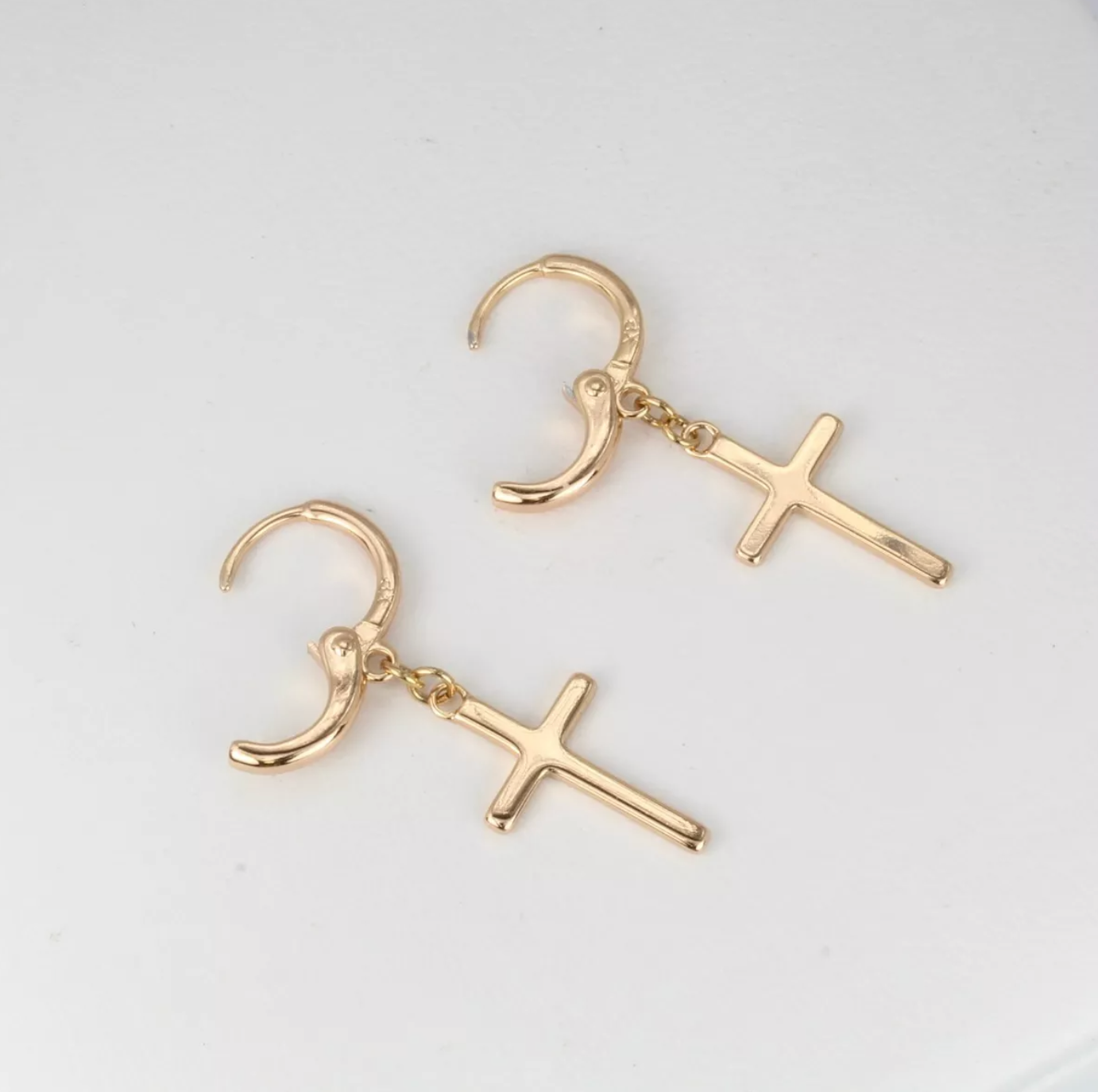 aretes pendientes colgantes de cruz lisos en oro laminado estilo unisex