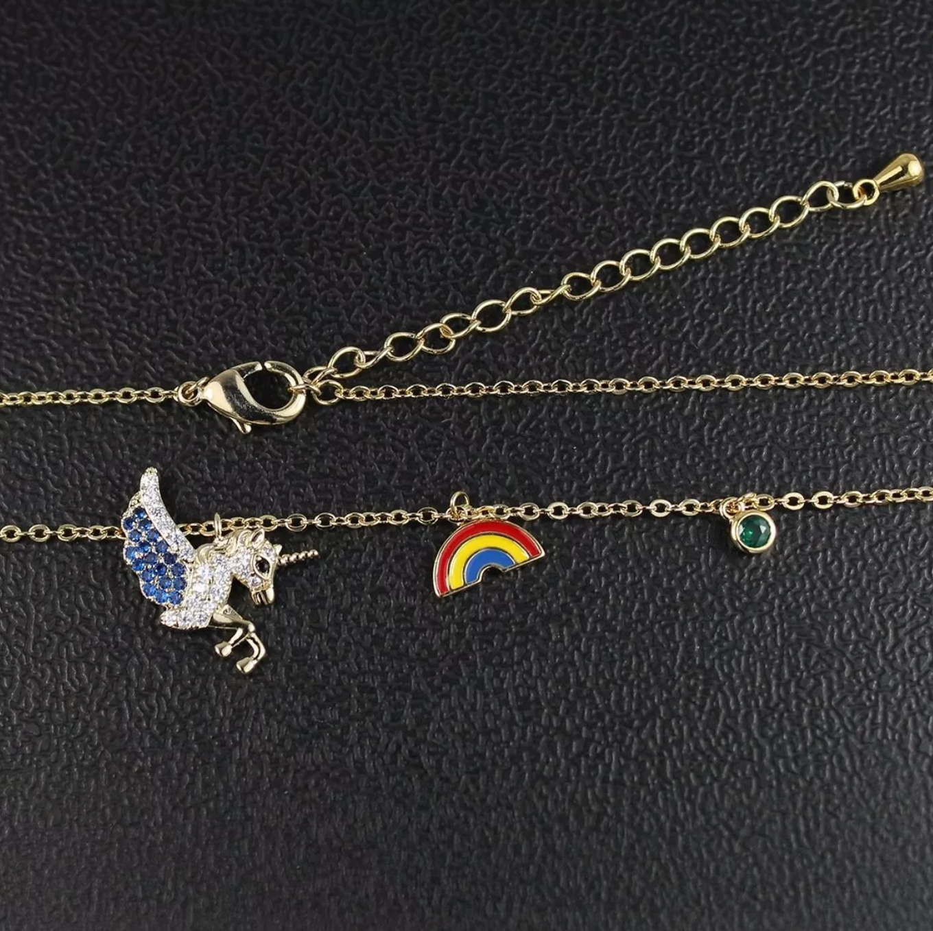 Collar con Dije De Unicornio Con Cristales Y Arcoiris unisex Oro Laminado 14k