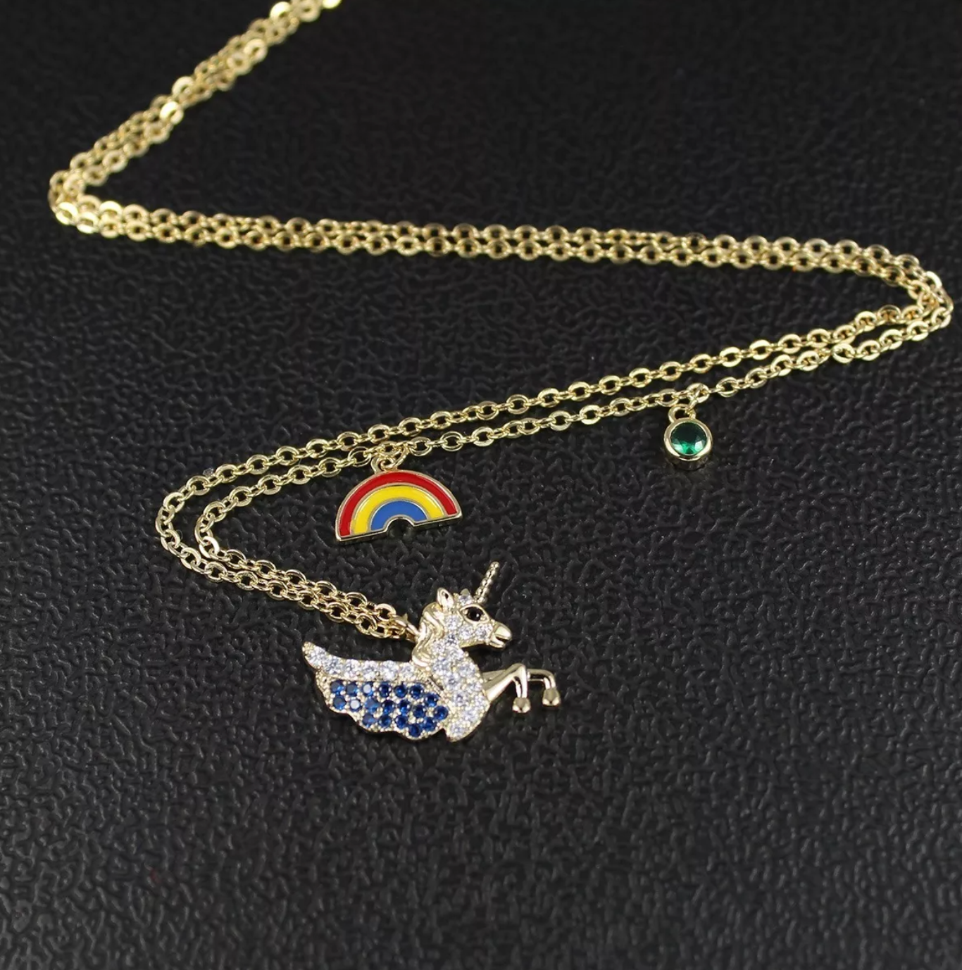 Collar con Dije De Unicornio Con Cristales Y Arcoiris unisex Oro Laminado 14k