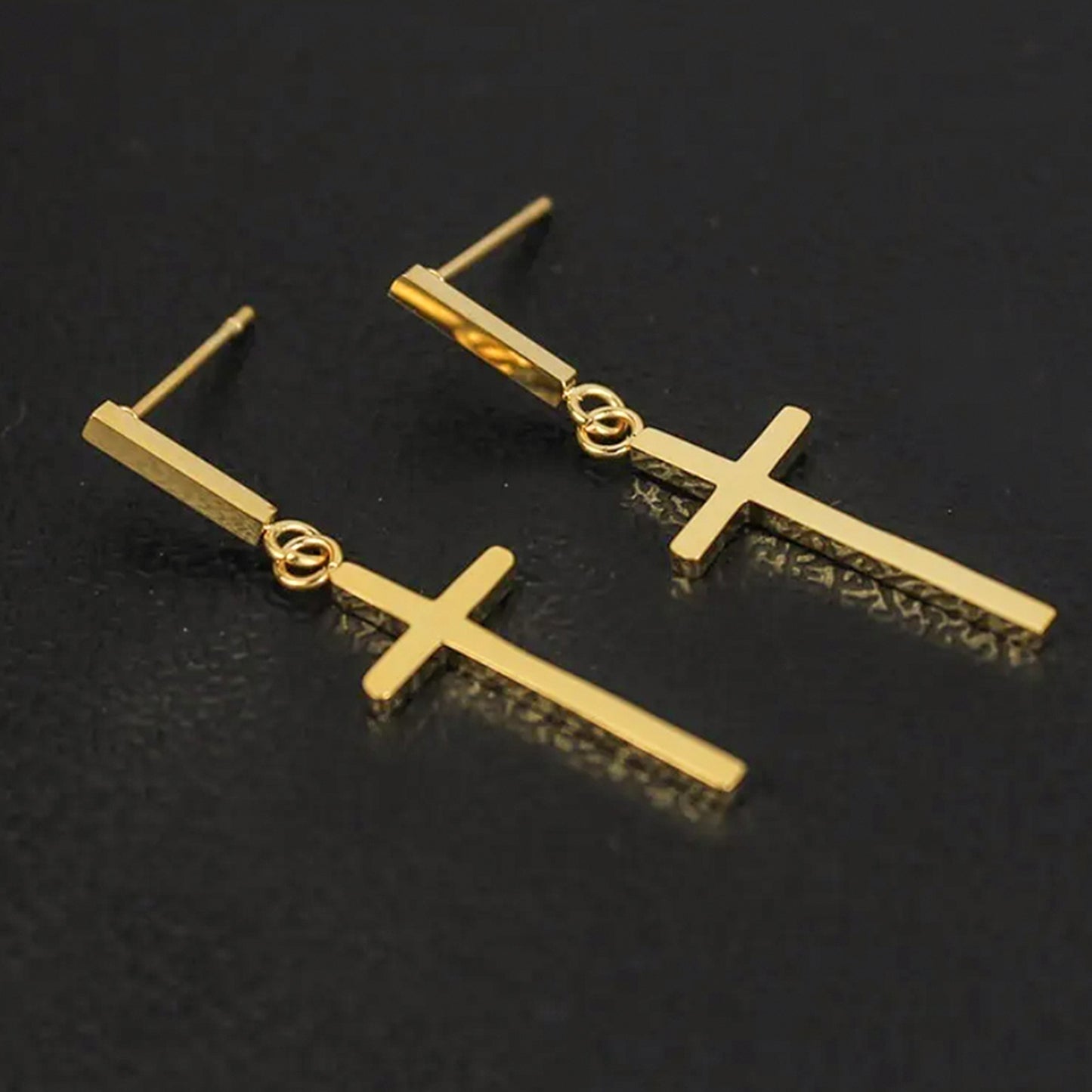 Aretes broquel de cruz colgante liso efecto espejo estilo unisex en oro laminado