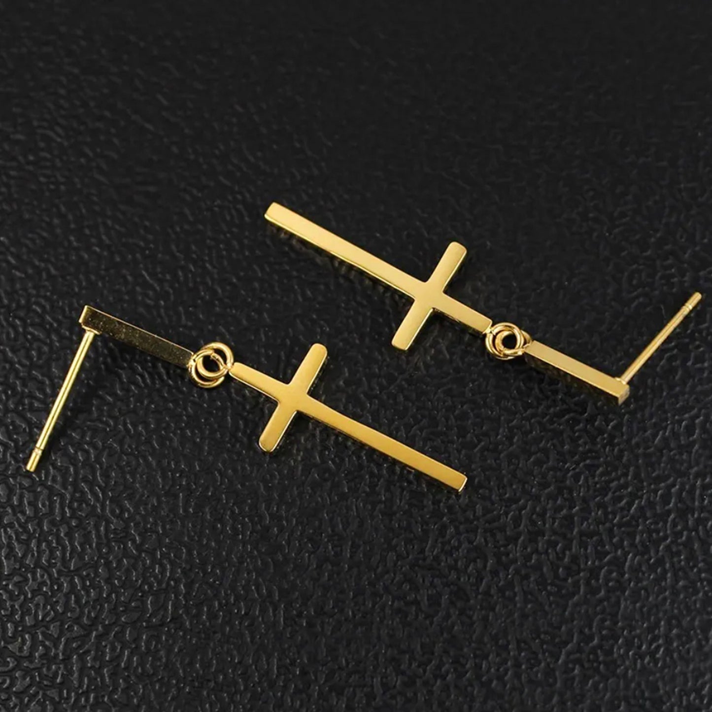 Aretes broquel de cruz colgante liso efecto espejo estilo unisex en oro laminado