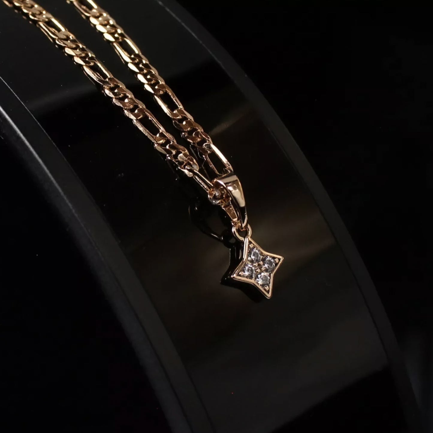 Collar Dije de estrella con cadena delgada tipo figrao en oro laminado 18k