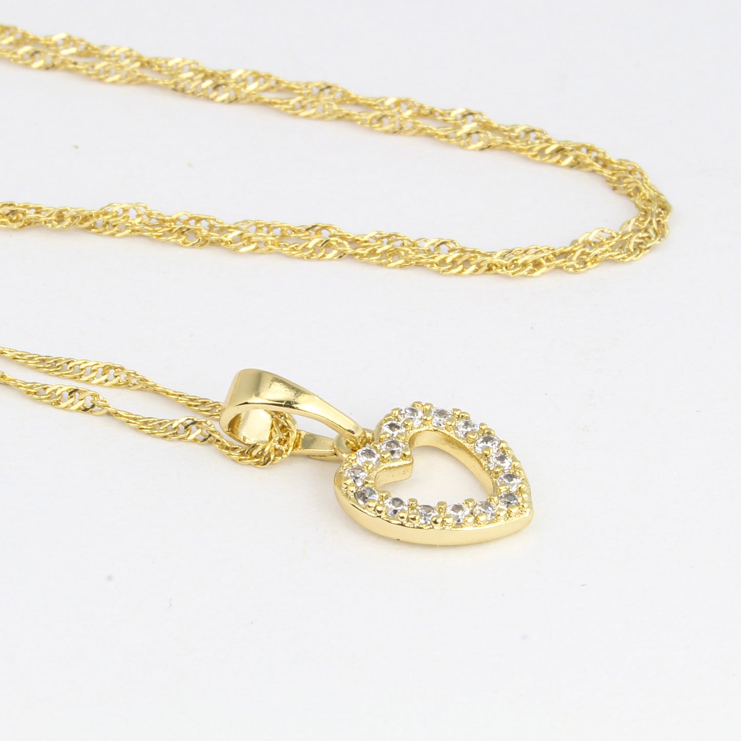 collar con dije de corazón para mujer y niña con cristales en oro laminado 14k