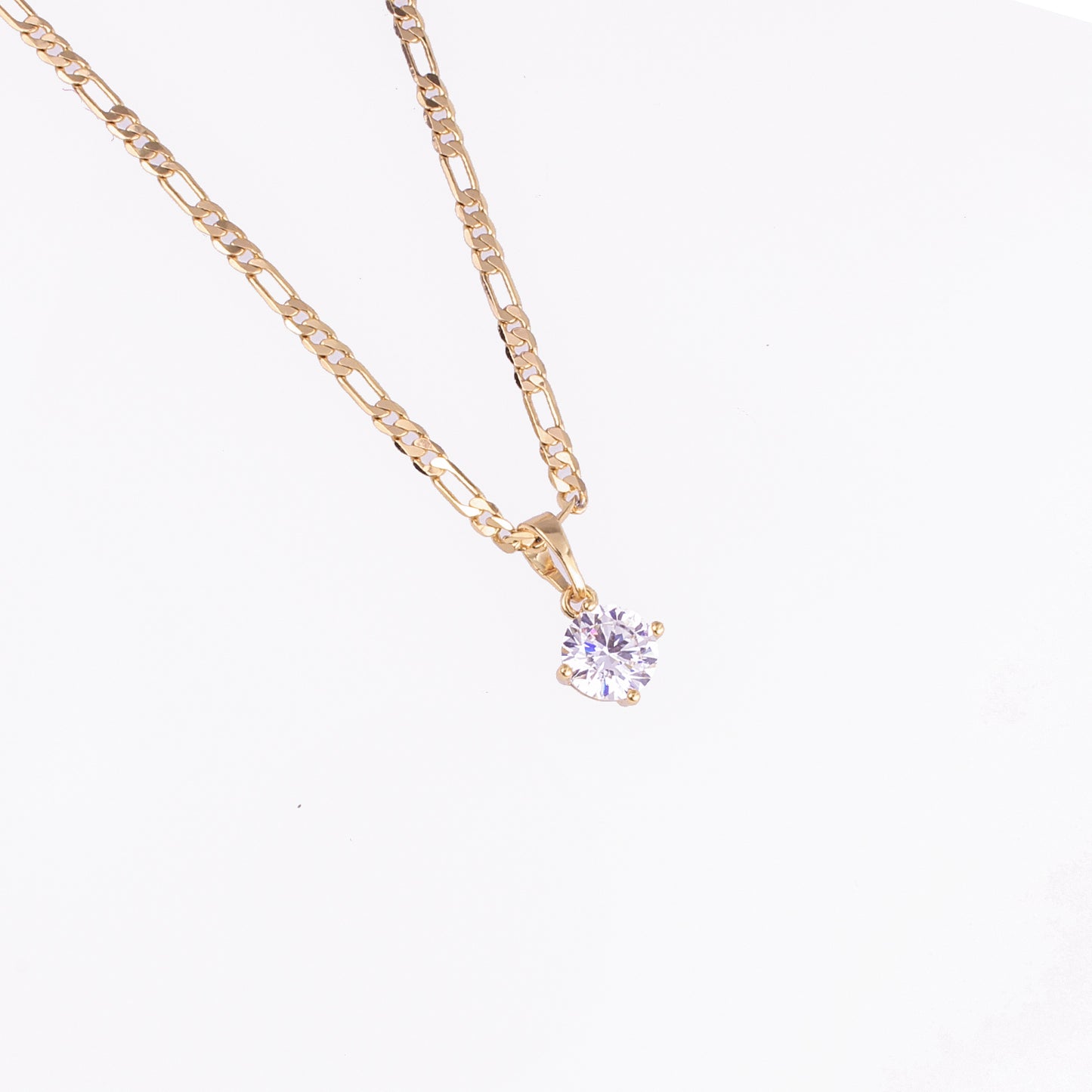 cadena tipo figaro con dije solitario de cristal diamante en oro laminado 18k para mujer