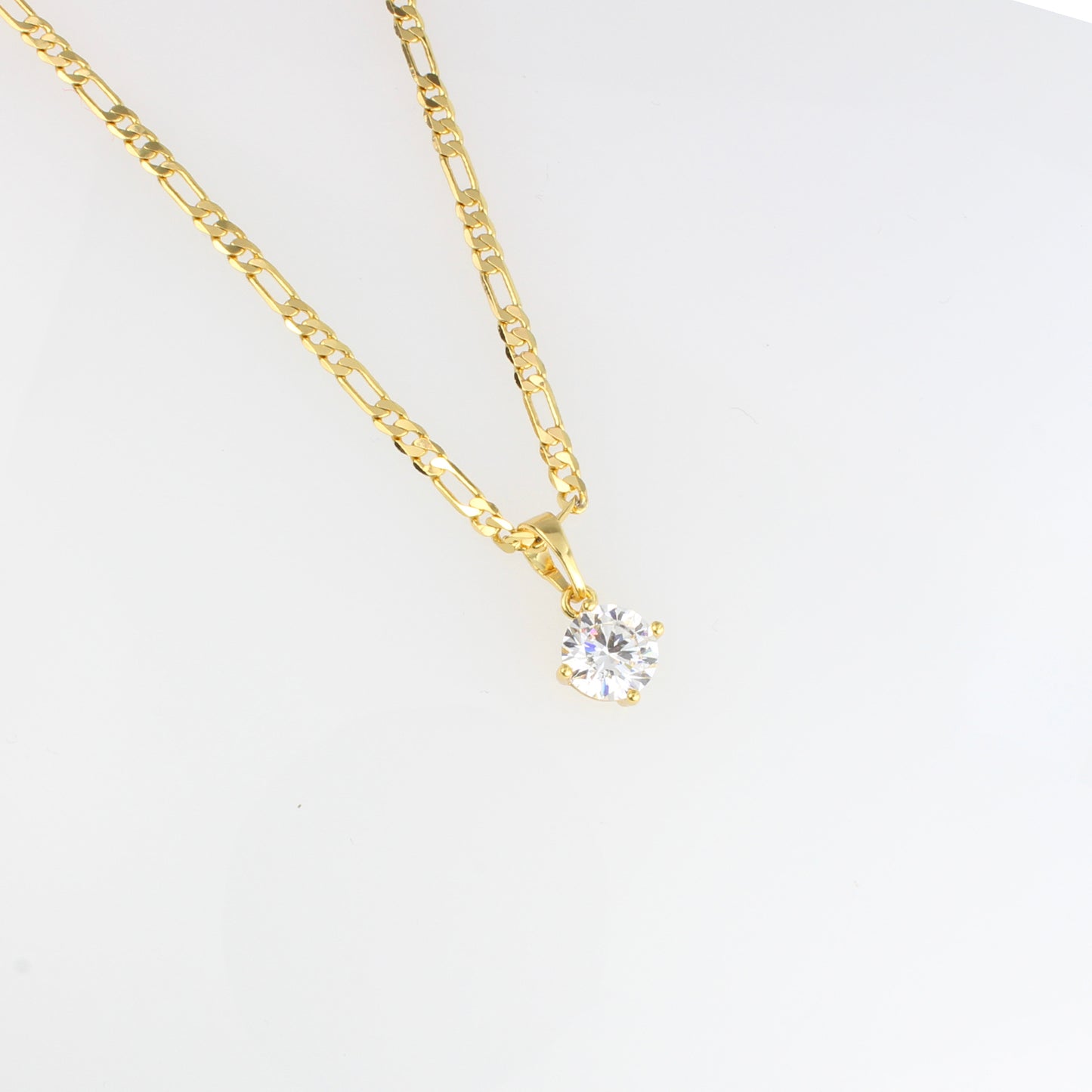 cadena tipo figaro con dije solitario de cristal diamante en oro laminado 24k para mujer