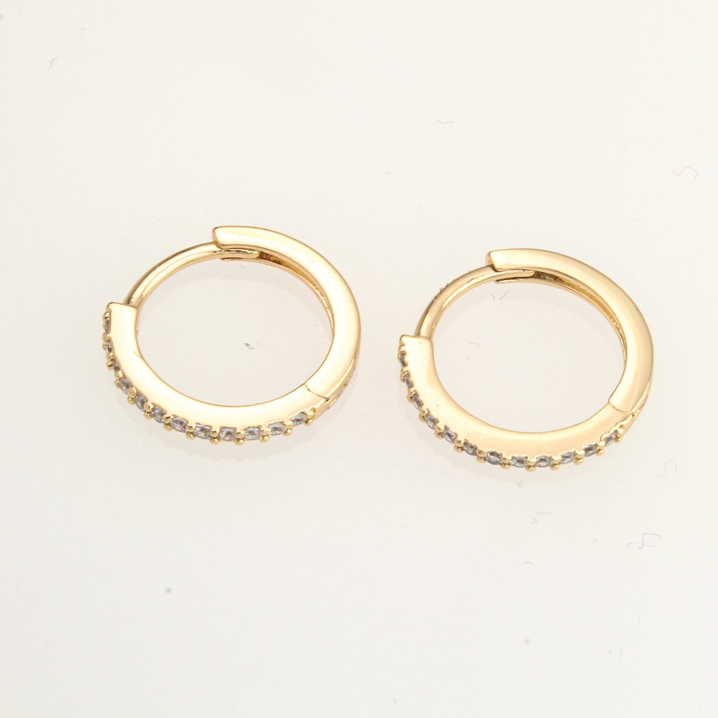 Aretes Arracaditas De Oro Laminado 18k Con Finos Cristales Para Mujer