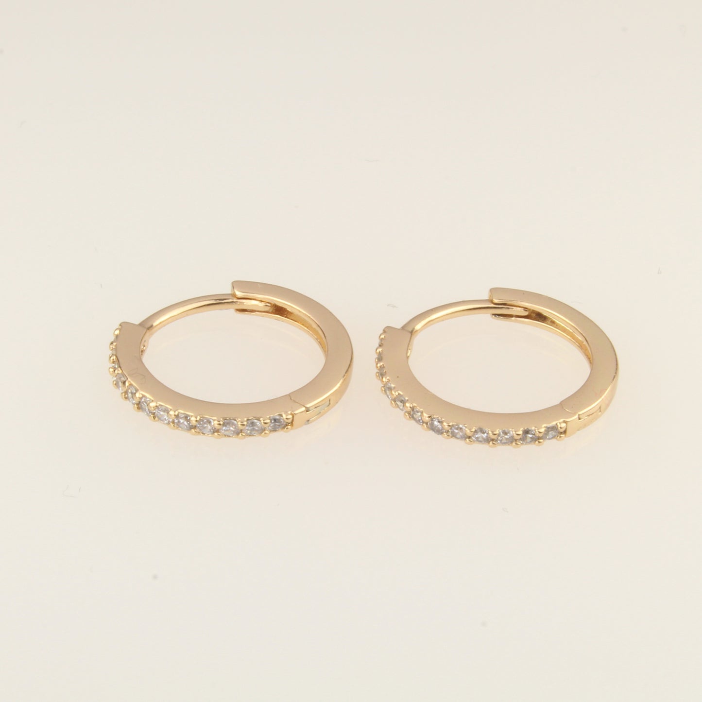 Aretes Arracaditas De Oro Laminado 18k Con Finos Cristales Para Mujer