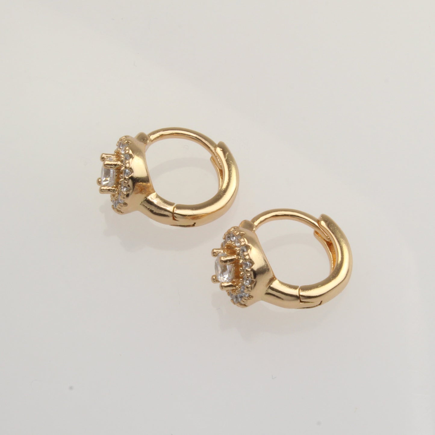 Finos Aretes Circulares De Oro Laminado Con Brillantes Cristales