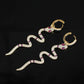 Aretes Largos Colgante Huggies De Serpiente Con Finos Cristales En Oro Laminado 14k